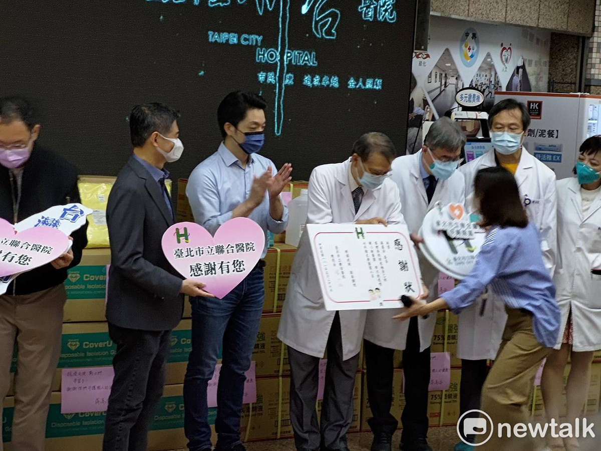 國民黨立委蔣萬安與台北市議員陳炳甫等人赴聯合醫院中興院區捐贈醫療物資。 圖：黃建豪/攝