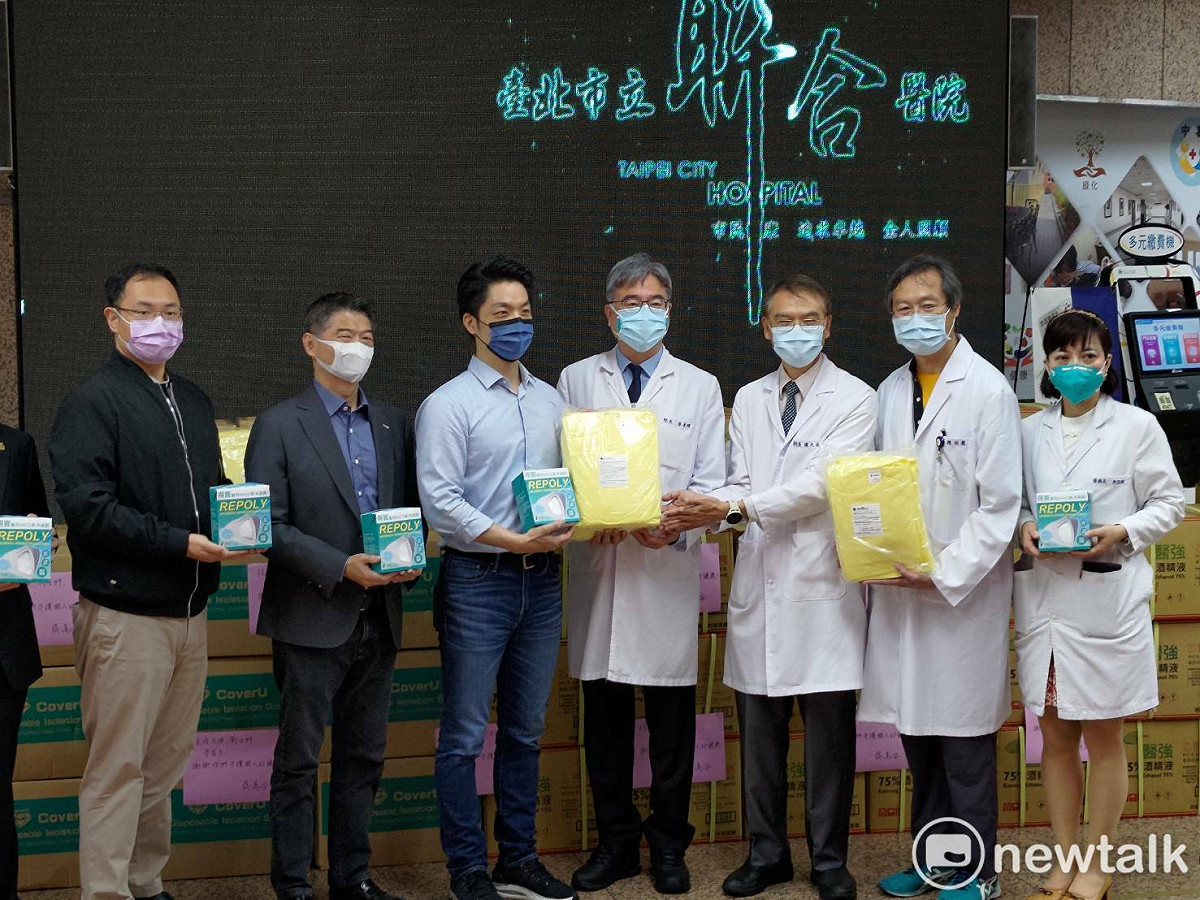 國民黨立委蔣萬安與台北市議員陳炳甫等人赴聯合醫院中興院區捐贈醫療物資。 圖：黃建豪/攝