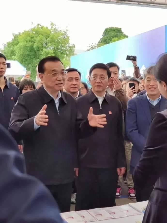 中國國務院總理李克強先前出席公開場合，都故意不戴口罩，也要求身邊的人不准戴，明顯違背習近平的命令。