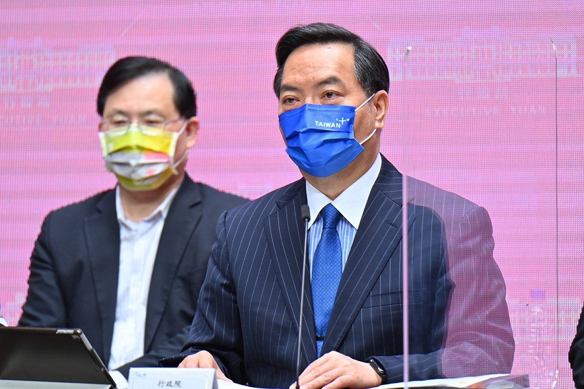 行政院發言人羅秉成（右一） 圖：行政院提供