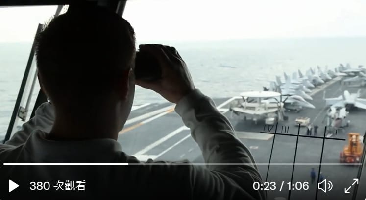 一名指揮官在航空母艦艦橋上觀察北約Neptune Shield 2022 海王星盾演習。 圖 : 推特影片截圖