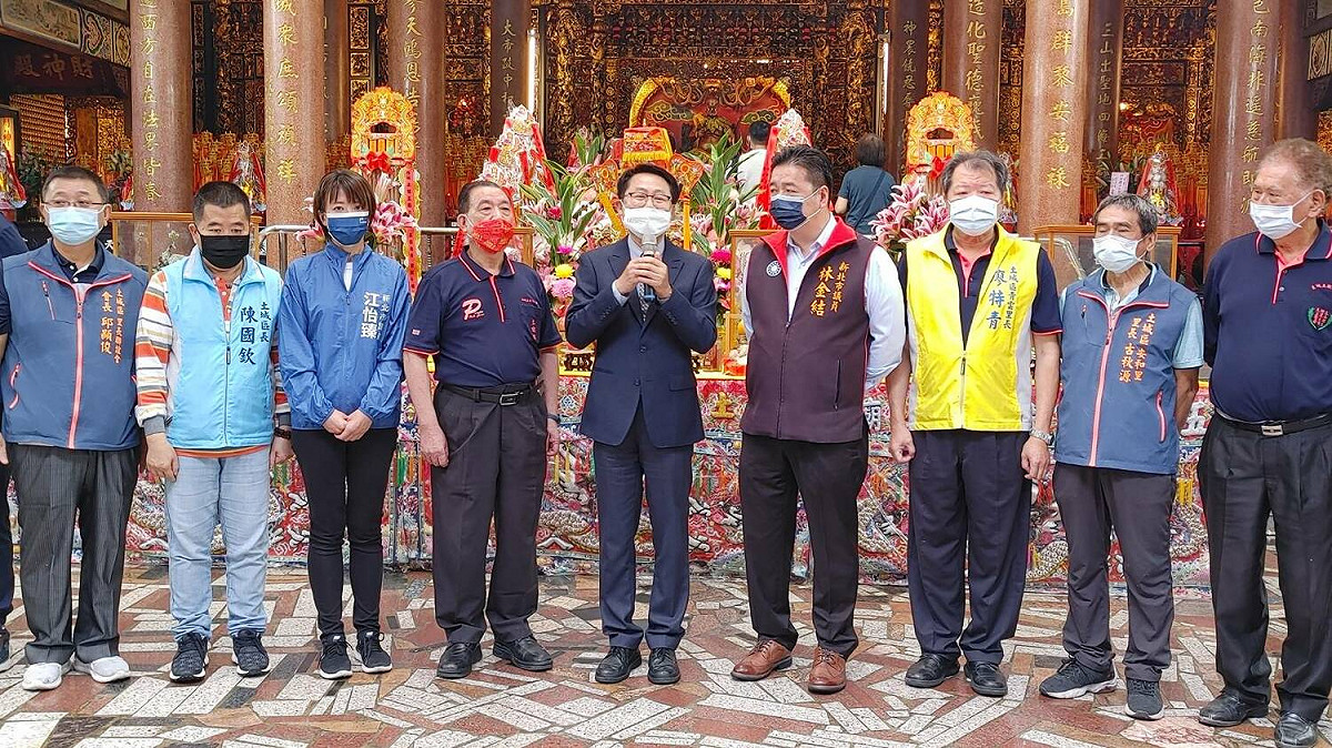 新北市副市長陳純敬今(26)日特別前往中和福和宮及土城五穀先帝廟參拜，與新北市議員金瑞龍、林金結、里長及信眾一同向神農大帝賀壽。 圖：新北市民政局提供