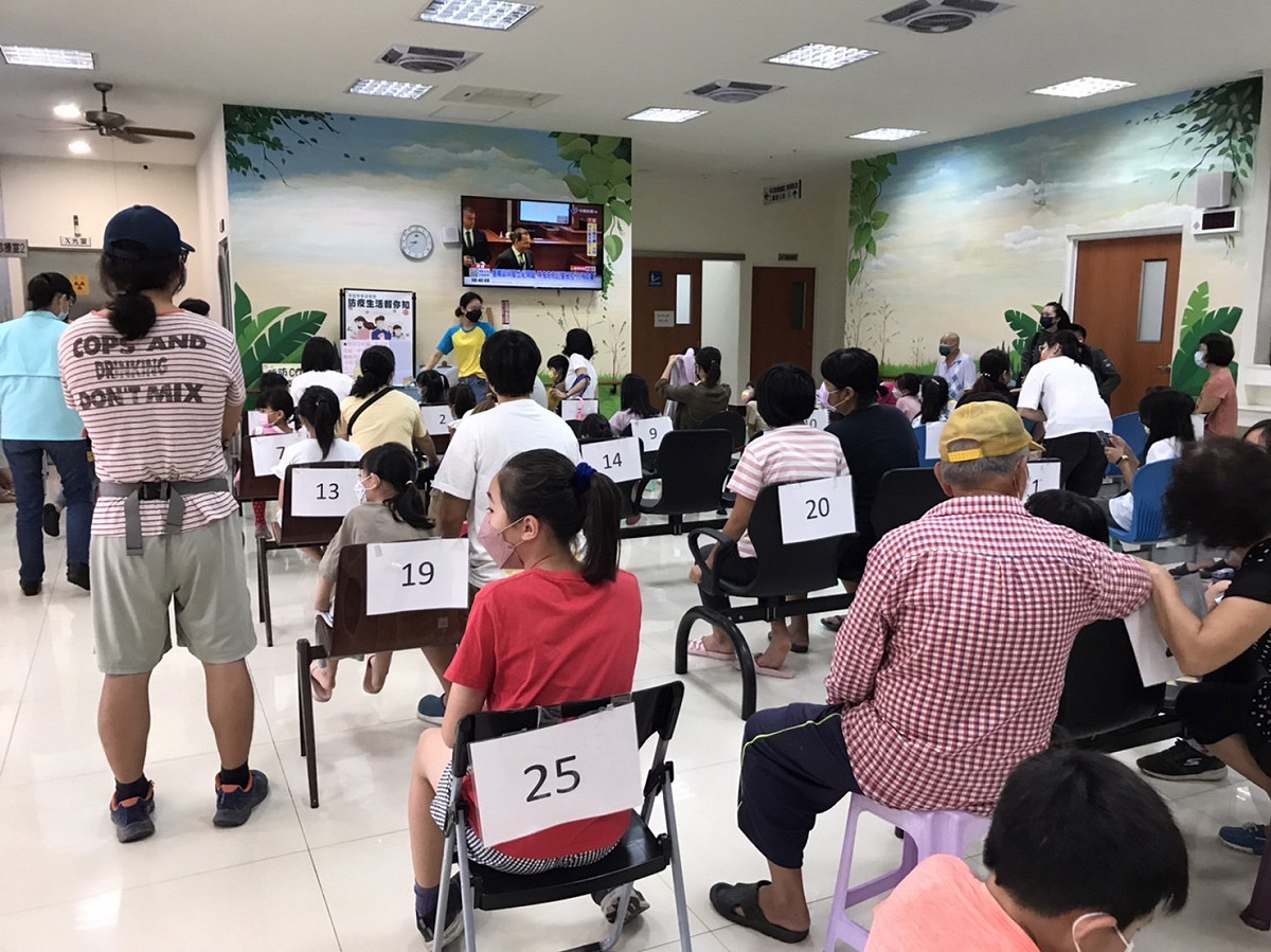 屏東家長踴躍帶小朋友施打輝瑞兒童疫苗。 圖：屏東縣政府提供