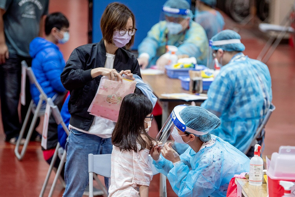桃園市公私立及非營利幼兒園年滿5歲學童可至就近國小接種BNT兒童疫苗。 圖：桃園市政府/提供