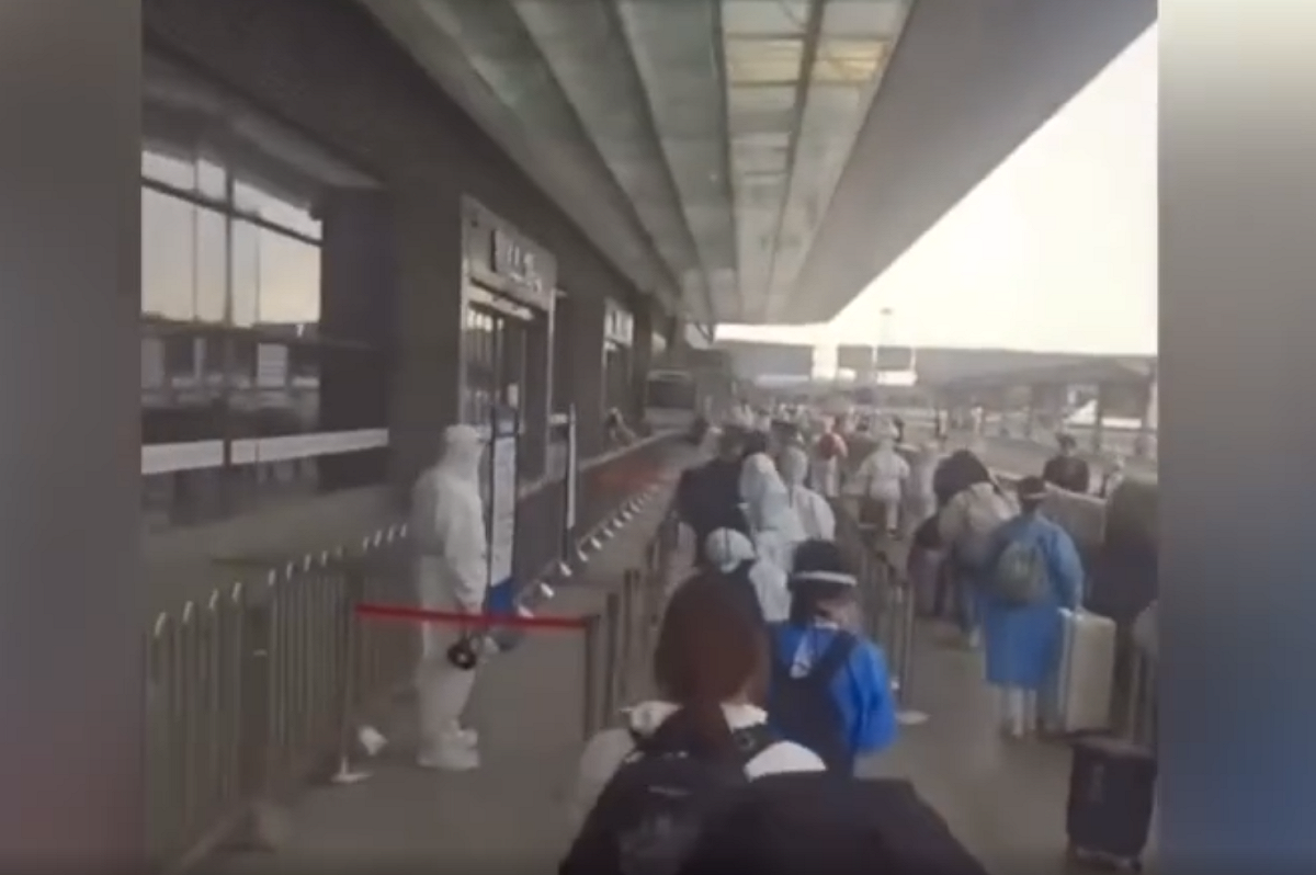 上海虹橋火車站擠滿了等候離開的人群。 圖 : 擷取自微博