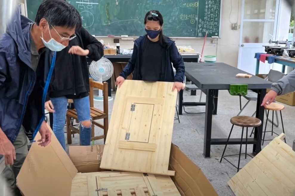 坪林實中木工社師生為小黑組合狗屋。  圖：新北市動保處提供