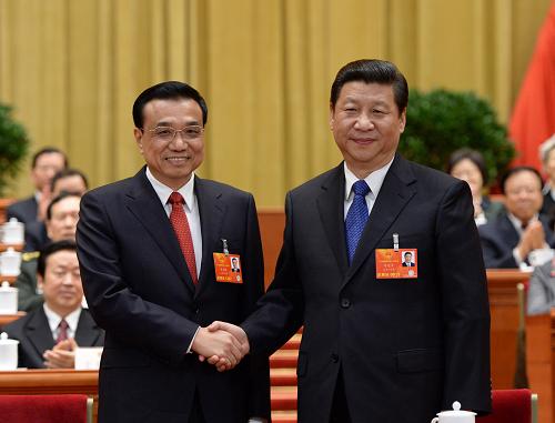 中國總理李克強（前排左起）與國家主席習近平為了疫情與經濟孰輕孰重，被爆「不和」，正在讓中國陷入癱瘓。 圖：翻攝自中國政府網 (資料照)