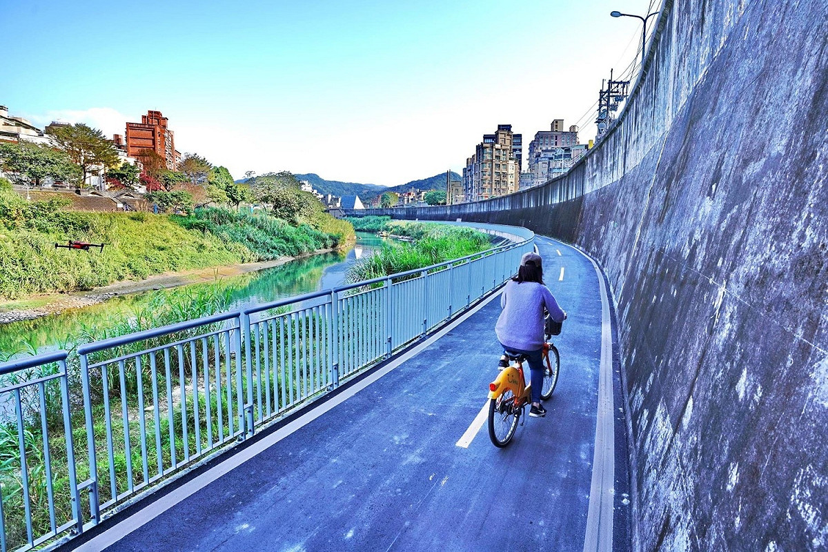 景美溪左岸自行車道，往上游經世新三水門後，可續行至寶橋直接接續台北市端一壽橋的河濱自行車道，通往台北市木柵動物園。 圖：新北市水利局提供