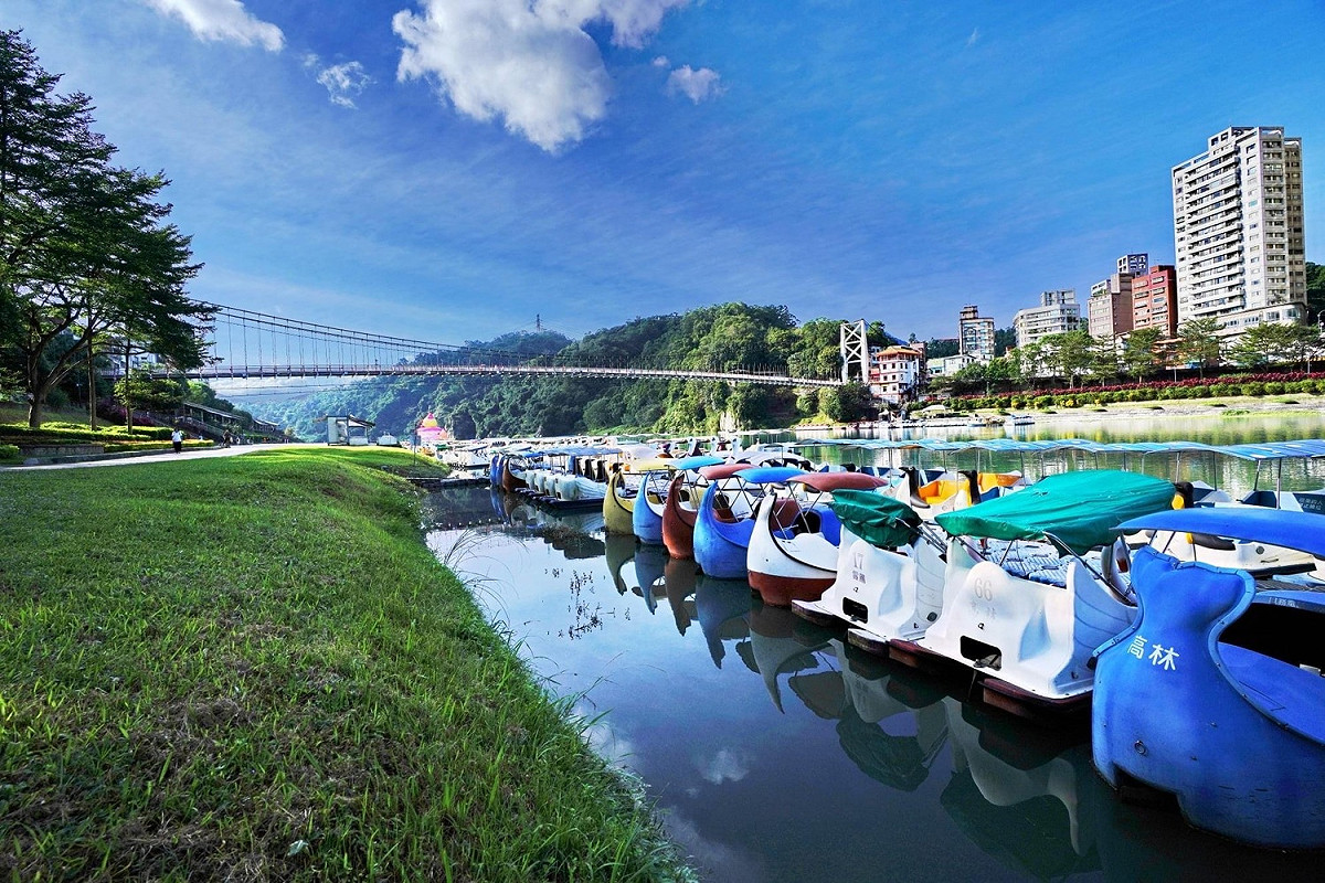 碧潭吊橋河岸美景。 圖：新北市水利局提供