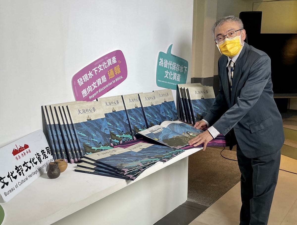 文資局長陳濟民邀請大家多多閱讀《大海的心事》互動繪本。 文資局/提供
