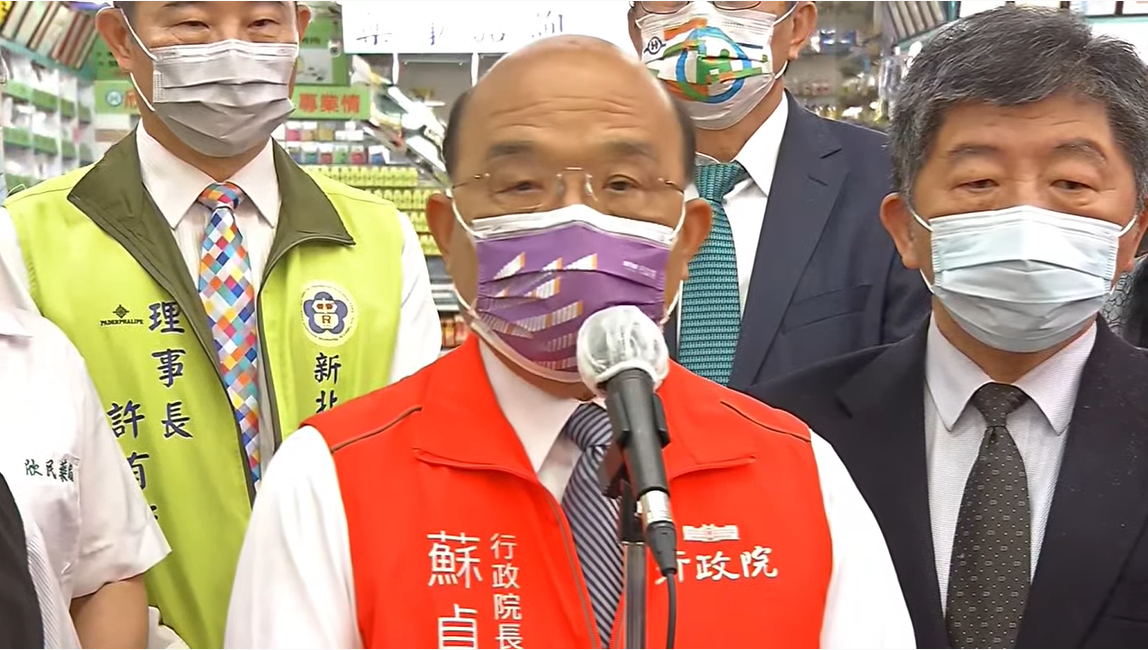 行政院長蘇貞昌今（27）天再次釋出好消息，將給0-6歲孩童持健保卡即可免費快篩，細節由指揮中心公布。 圖：擷自直播畫面