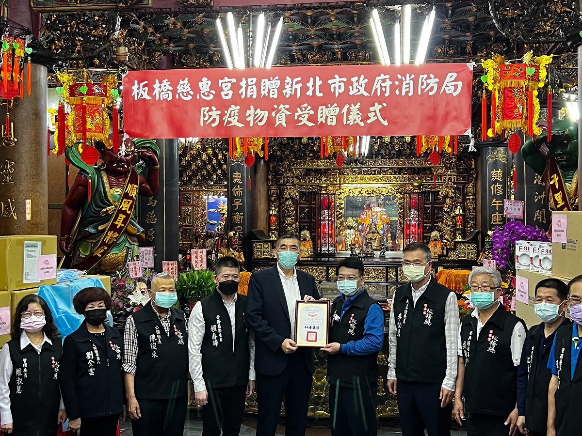今日板橋慈惠宮舉辦捐贈典禮，由消防局長黃德清代表受贈。 圖：新北市消防局提供