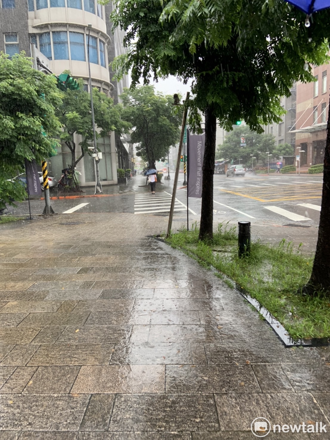 氣象專家吳德榮表示，這波梅雨鋒面降雨將在明日傍晚趨緩，不過下週又會有鋒面接近。 圖：張家寧／攝