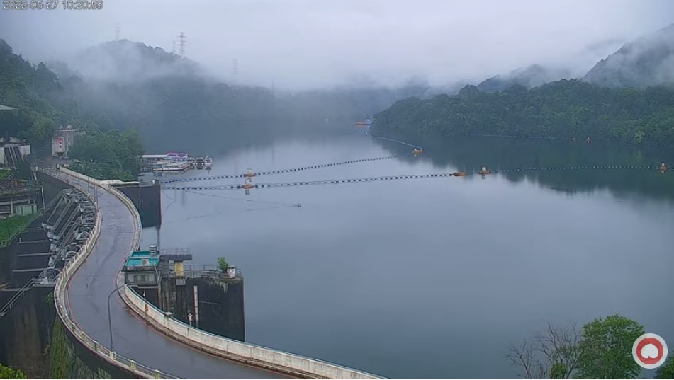 石門水庫因為連日大雨不斷，蓄水量已經接近滿水位，今天上午桃園市水務局宣布將進行調節性放水。 圖：翻攝自石門水庫即時影像