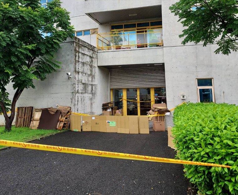 高市衛生局男員工墜樓身亡，現場拉起封鎖線。 圖：民眾提供