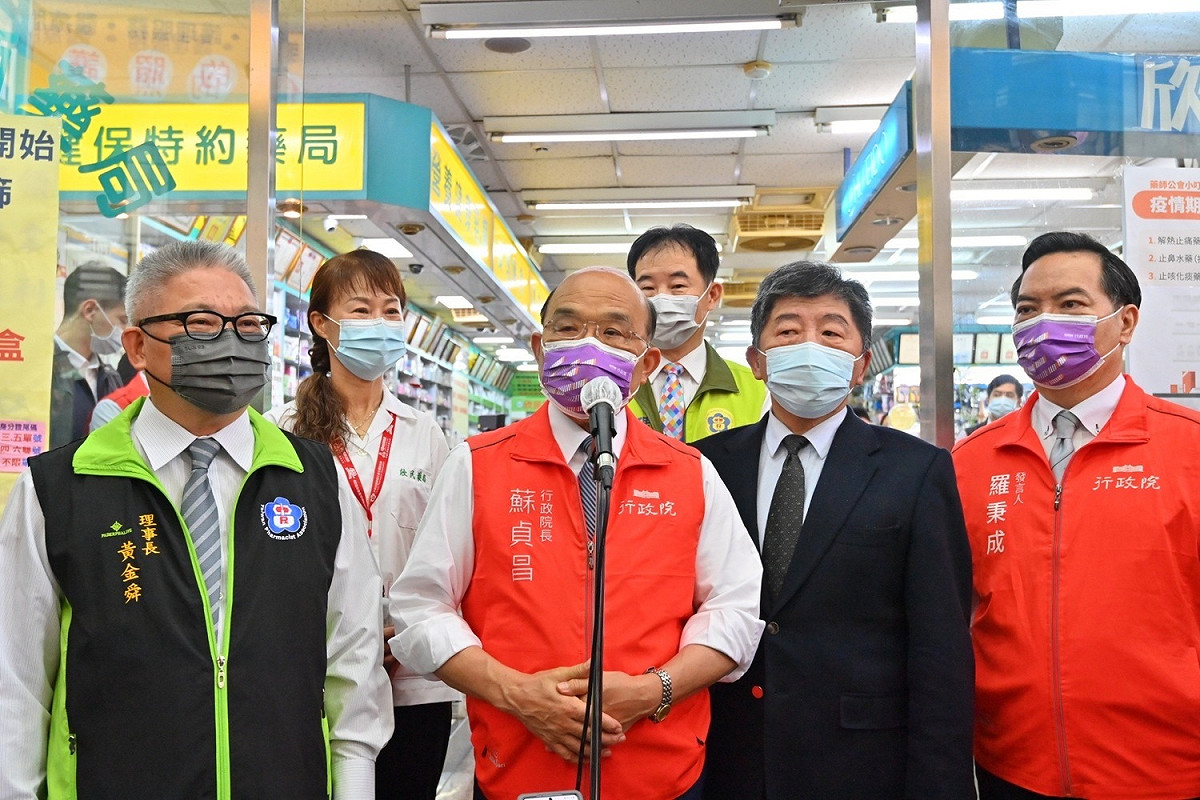 行政院長蘇貞昌今（27）天上午赴新北視察「社區藥局防疫工作實務流程整體規劃」前受訪。 圖：行政院提供