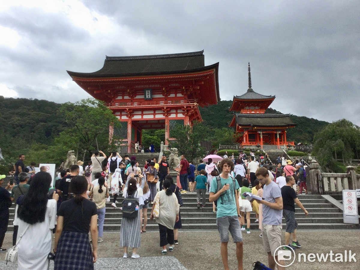 日圓重貶，坊間掀起匯兌潮，以配合赴日投資、旅遊。但財經專家認為日圓將持續走貶，估計低點將落於1美元兌換140至150日圓位置。