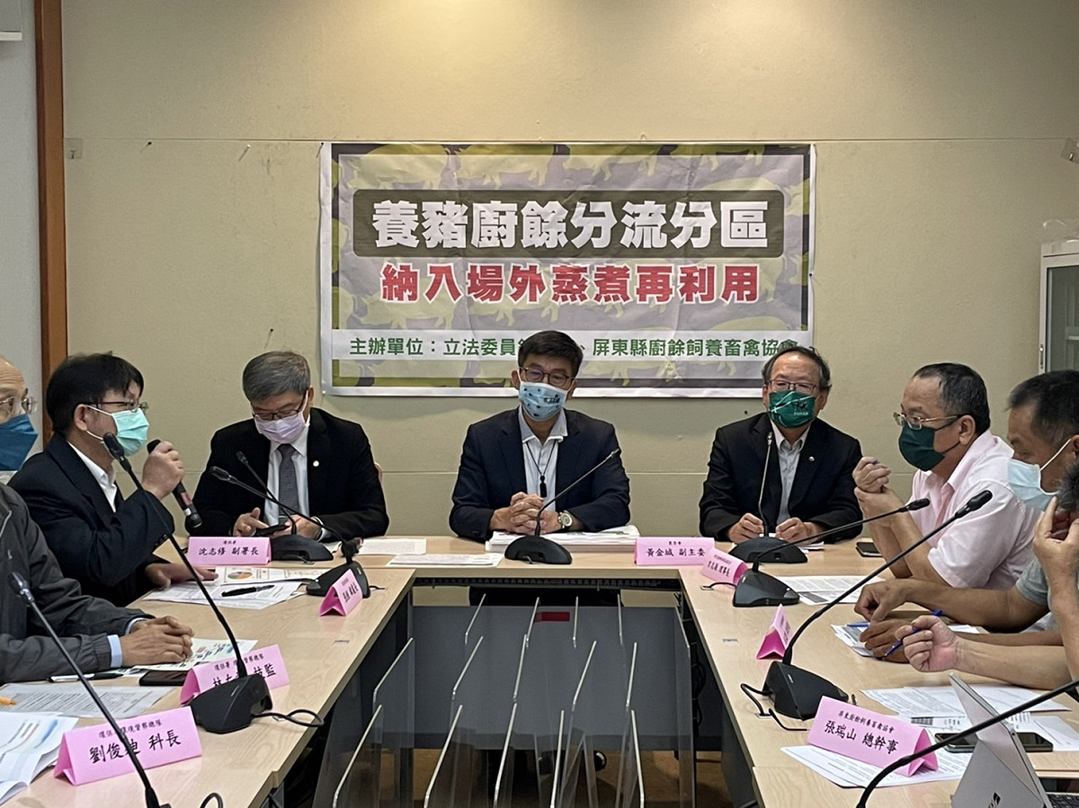 鍾佳濱今天(27日)在立法院召開記者會，替豬農請命。 圖：鍾佳濱辦公室提供