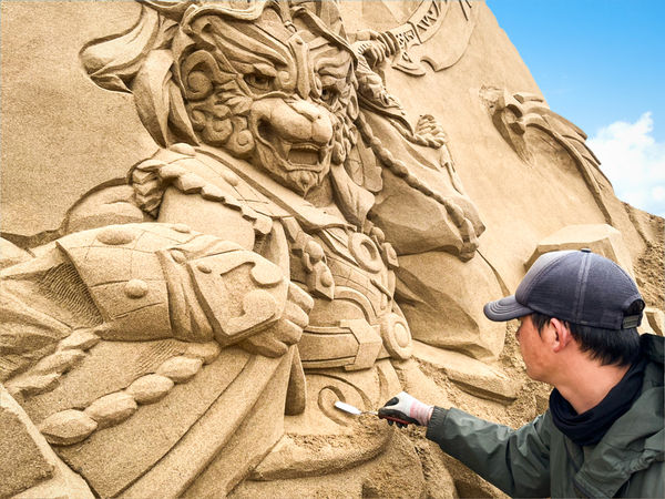 沙雕師正在雕刻《魔吞十二宮》人物「金獅」。