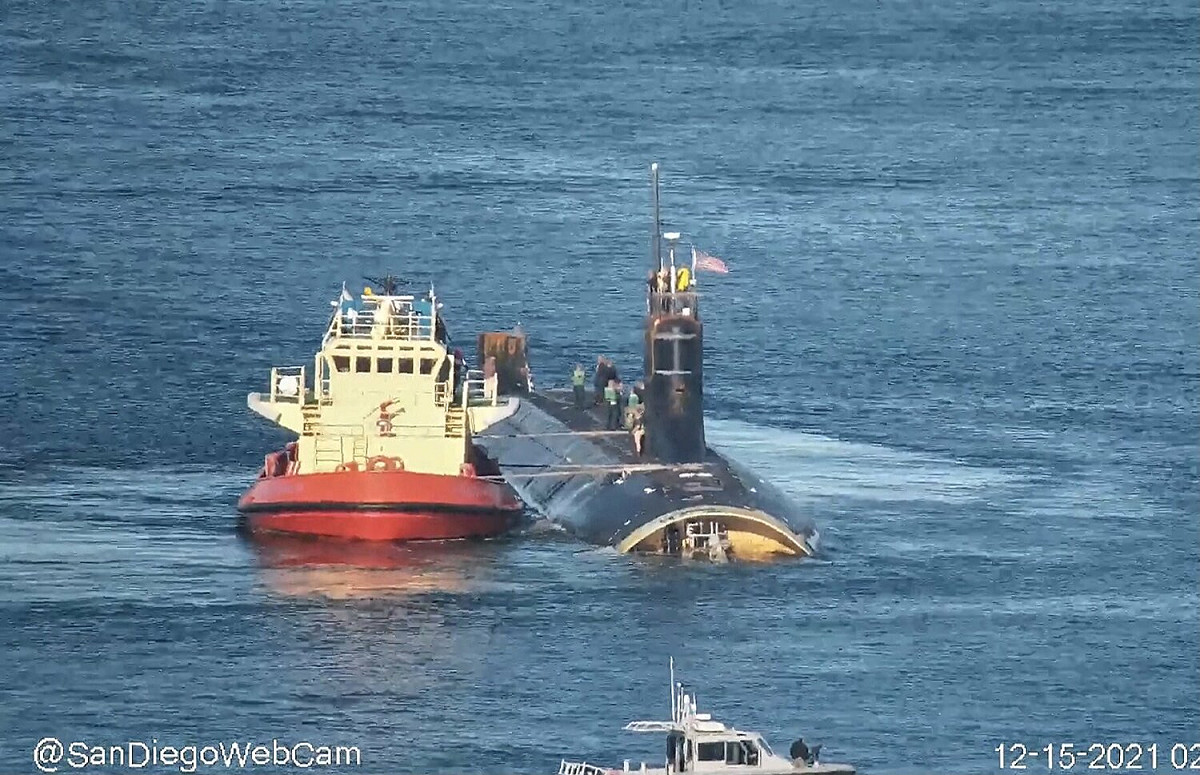 2021年12月15日「海狼級」(Seawolf class)核動力潛艦「康乃狄克號(SSN-22)」離開聖地牙哥港準備進廠修復。 圖：翻攝聖地牙哥港口網路