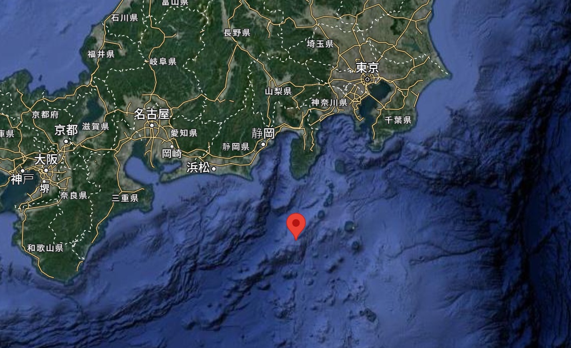 前海軍艦長張競經美軍報告內容綜合維算，認為「康乃狄克號(SSN-22)」最可發生事故的地點在日本本州靜岡縣正南方的「錢洲海嶺」(圖標所在由東北往西南走向)。 圖：翻攝Google Map