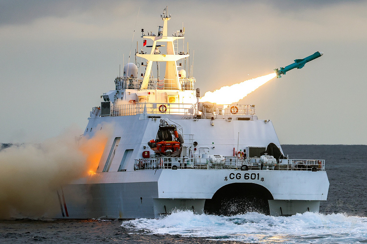 海巡署安平艦發射雄風二型飛彈驗證「平戰轉換」機制。 圖：國防部提供（資料照）