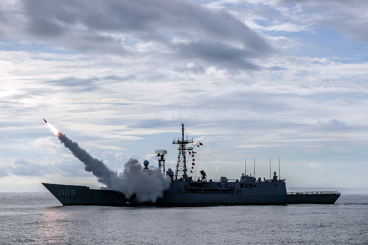 海軍繼光軍艦發射標準一型飛彈。 圖：國防部提供