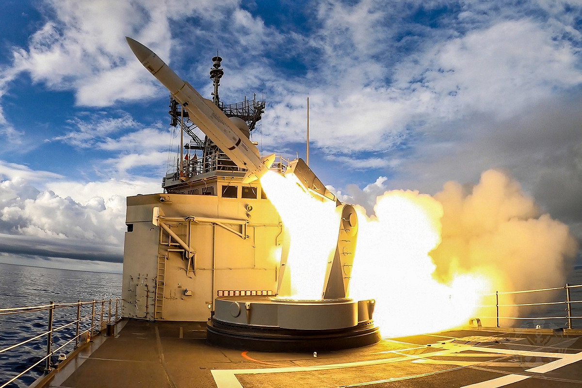 海軍子儀軍艦發射標準一型飛彈。 圖：國防部提供