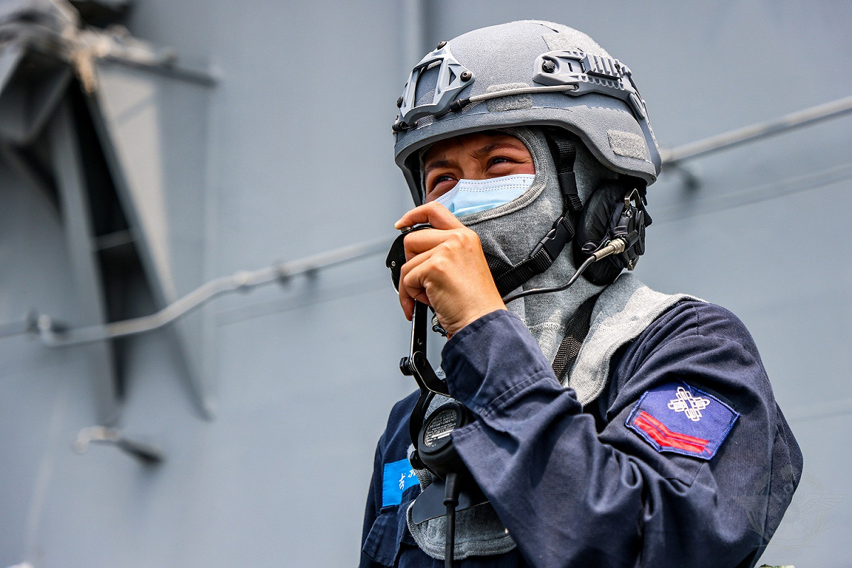 海軍子儀軍艦安全觀測手回報標一飛彈發射架測試情形。 圖：國防部提供