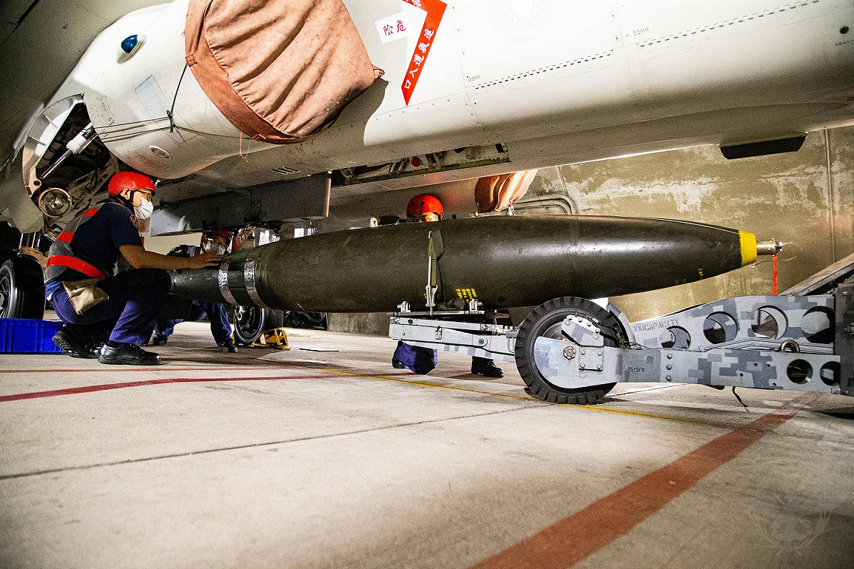 空軍第三聯隊IDF戰機執行通用炸彈掛載。 圖：國防部提供
