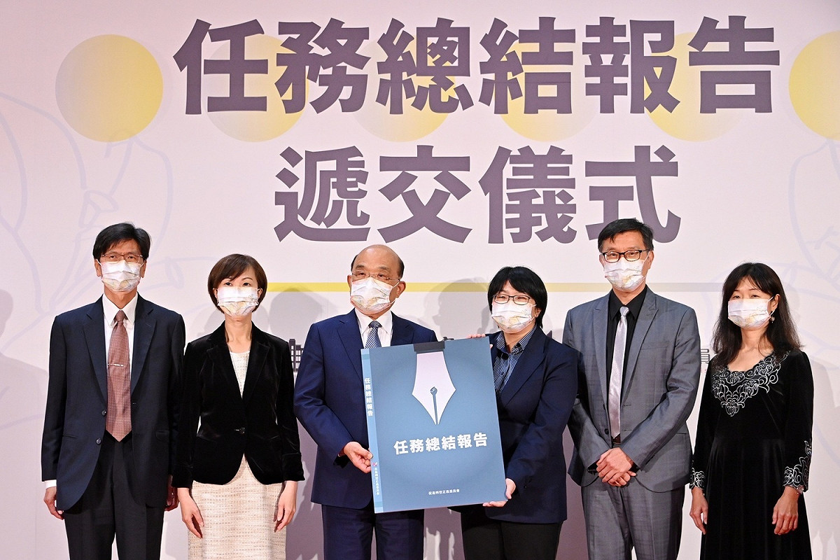 促轉會今（27）日於行政院大禮堂舉行任務總結報告遞交儀式，由該會代理主委葉虹靈代表全體委員，將170餘萬字的任務總結報告遞交予行政院長蘇貞昌。 圖：行政院提供