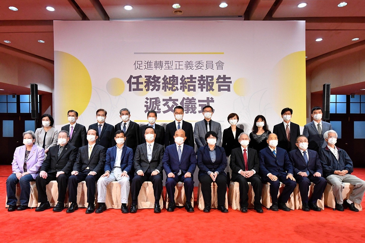 促轉會今（27）日於行政院大禮堂舉行任務總結報告遞交儀式。 圖：行政院提供
