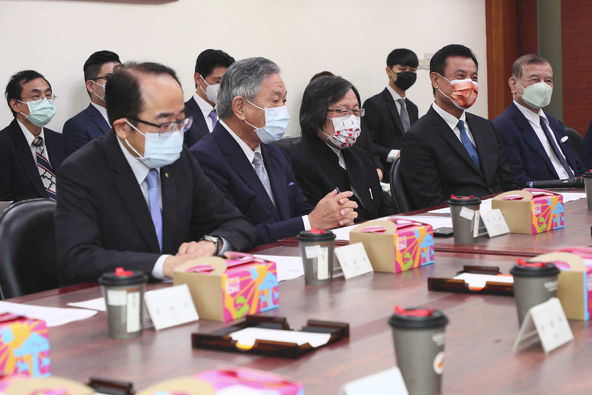 台灣日本關係協會27日召開理監事聯席會議暨會員大會，通過會長邱義仁(前排中間)請辭案及一致推舉蘇嘉全(前排右二)接任會長。 圖：翻攝台灣日本關係協會網站