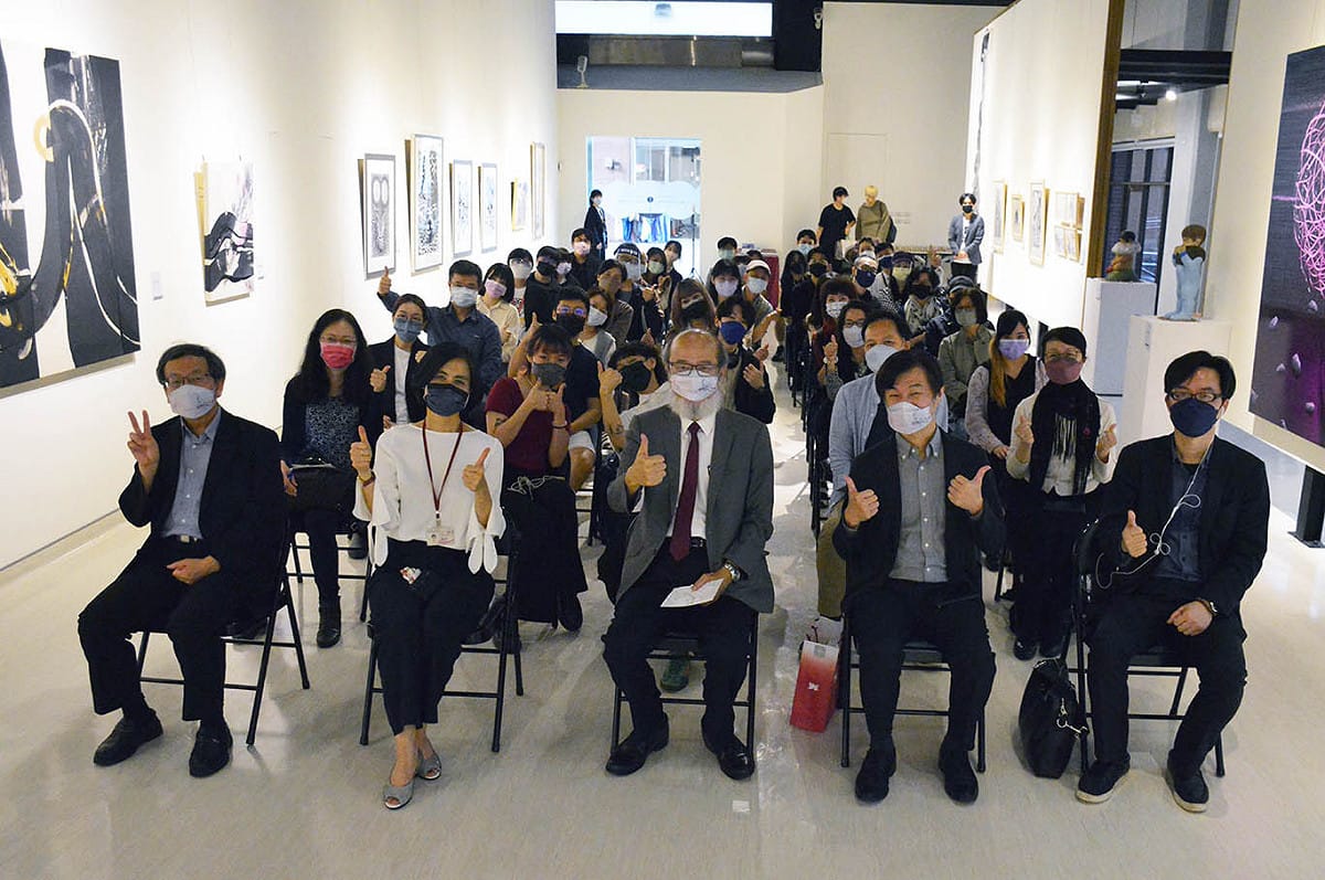 《雲山間的沉思–華梵大學美術與文創學系師生聯展》參展者及嘉賓合影。 圖：新北市文化局提供
