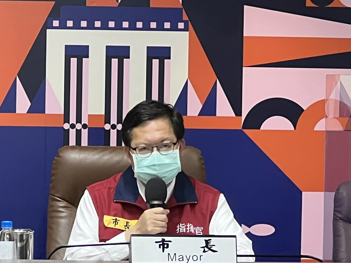 鄭文燦說明，市府原規劃加碼發放國小與公私立及非營利幼兒園學童2劑快篩試劑計畫不會取消。 圖：桃園市政府/提供