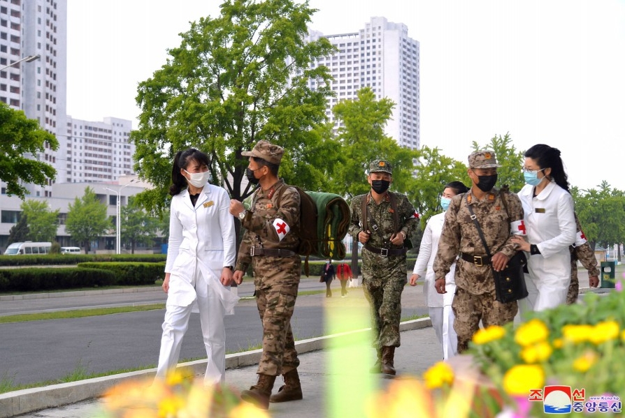 北韓已開始施打中國製武漢肺炎疫苗，但目前只提供從事國家建設工程的軍人施打。 圖：翻攝韓中社
