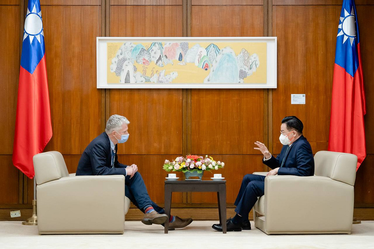 外交部長吳釗燮接受英國國際知名專欄主筆威廉斯（Ian Williams）訪談。 圖：外交部提供