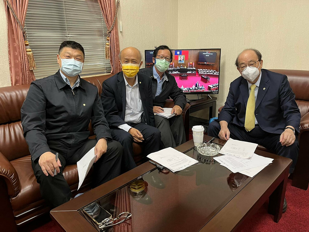 立法院於27日三讀通過「鐵路法修正草案」與「國營台灣鐵路股份有限公司設置條例草案」。 圖：翻攝自柯建銘臉書