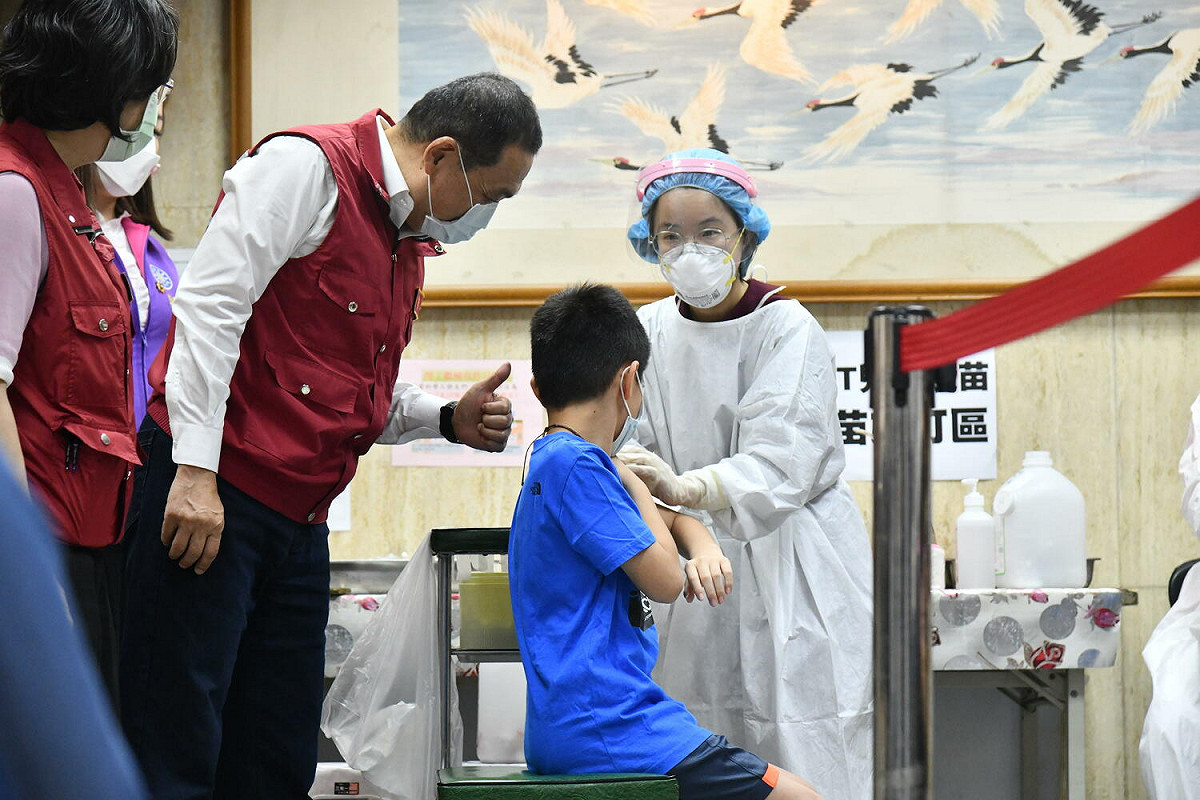 新北市長侯友宜今(28)日前往板橋蕭中正醫院，關心兒童COVID-19疫苗接種作業情形。 圖：新北市衛生局提供