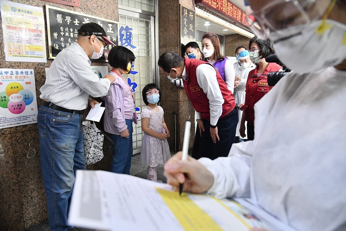 新北市111年5月25日起再次於221所國小及附幼集中接種BNT疫苗，市立及私立幼兒園將於新北市29區選定之國小開設施打站，由家長陪同到校施打。 圖：新北市衛生局提供