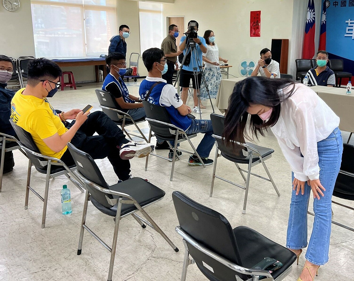 白喬茵(右)在初選中勝出後鞠躬致謝。， 圖：國民黨高雄市黨部提供