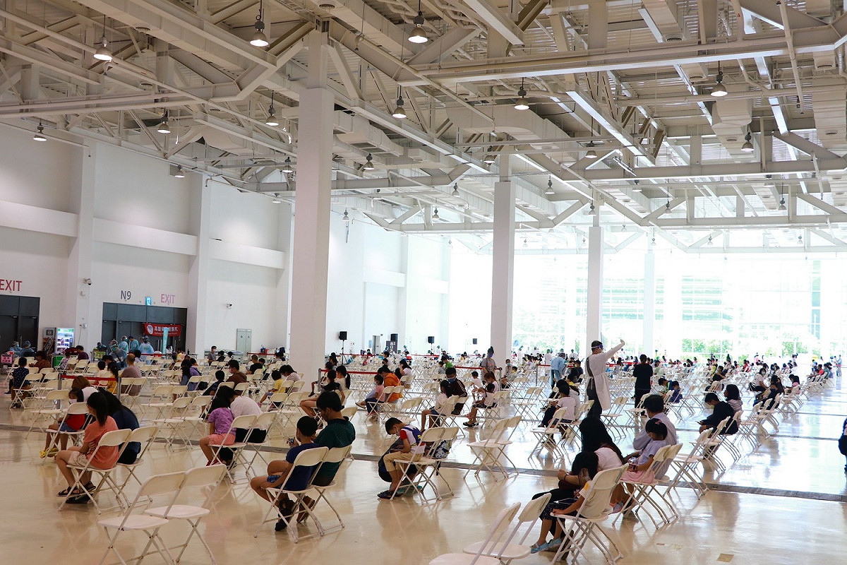 高雄展覽館社區接種站為5至11歲兒童施打BNT疫苗。 圖：高雄市政府提供