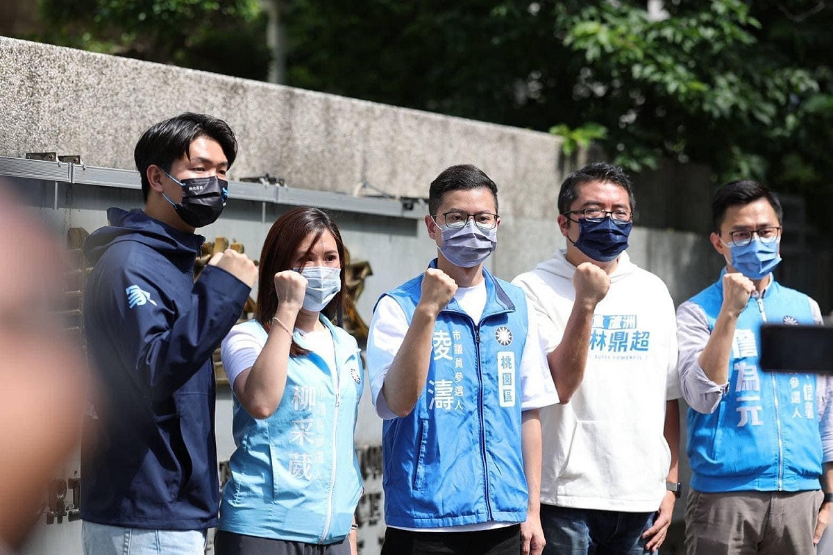 林鼎超今（29）日上午 9 點與藍營議員擬參選人凌濤、柳采葳、詹為元、呂家愷及律師簡榮宗，一起到警政署刑事警察局「集體投案」。 圖：翻攝自林鼎超臉書