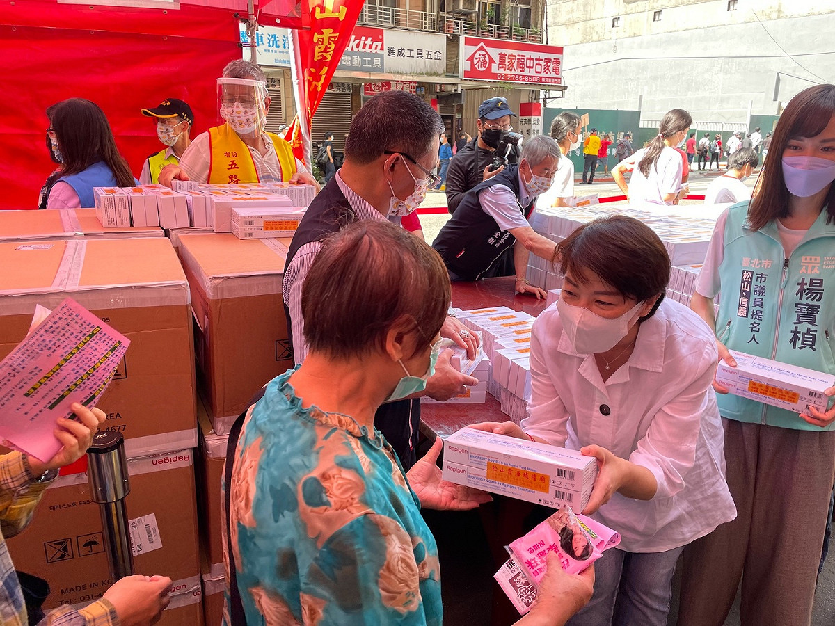 台北市副市長黃珊珊今赴松山霞海城隍廟協助發放快篩劑。 圖：台北市政府 / 提供