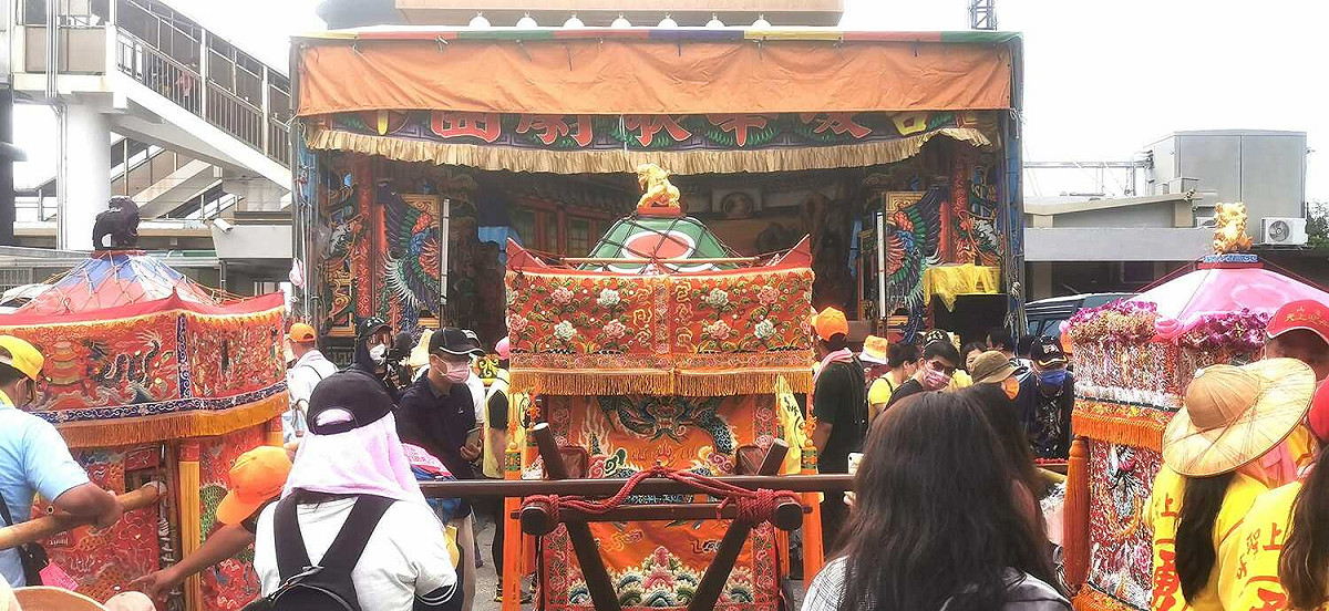 有心人士冒用「白沙屯 拱天宮」製作影片，汙衊拱天宮進香活動是以詐騙為目的騙香油錢，目前拱天宮已到警察局備案調查。 圖：擷取自白沙屯拱天宮臉書