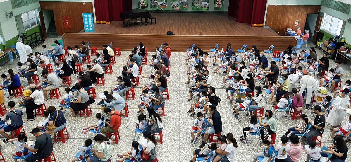 嘉義縣、市兒童疫苗陸續施打，圖為嘉義縣施打情形。 圖：嘉義縣政府/提供