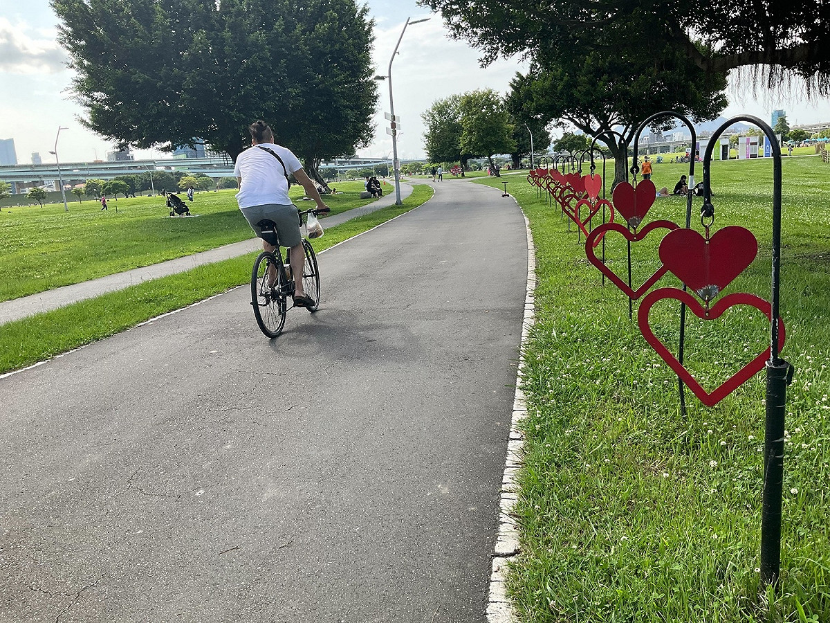 新北大都會公園內綠草如茵，騎車很舒服。 圖：新北市水利局提供