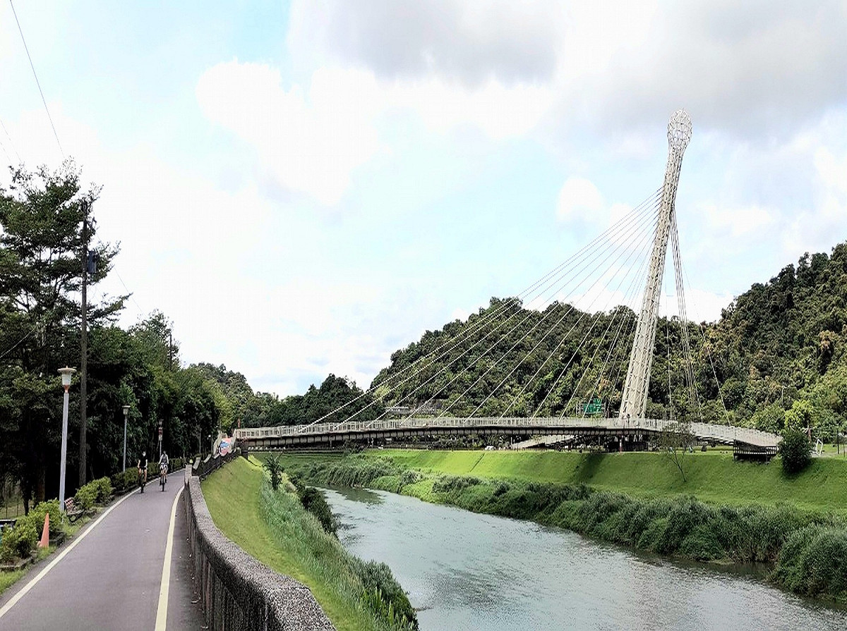 基隆河自行車道耀眼的地標-星光橋。 圖：新北市水利局提供