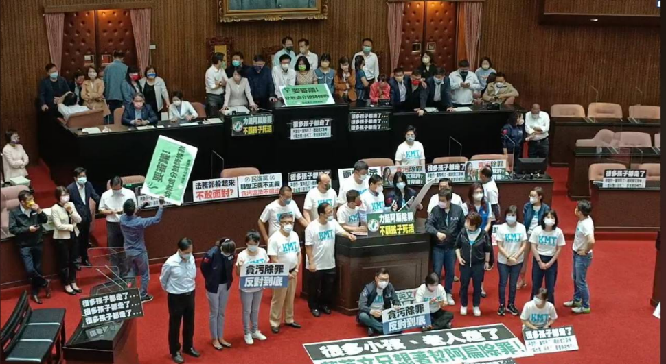 民進黨團目前佔據主席台。 圖:國民黨團臉書