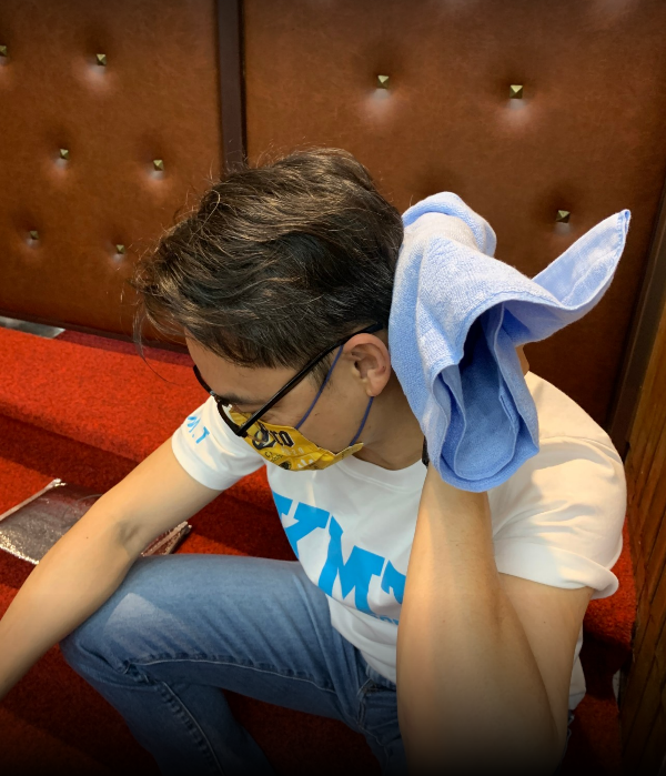 洪孟楷冰敷中。 圖：國民黨團提供